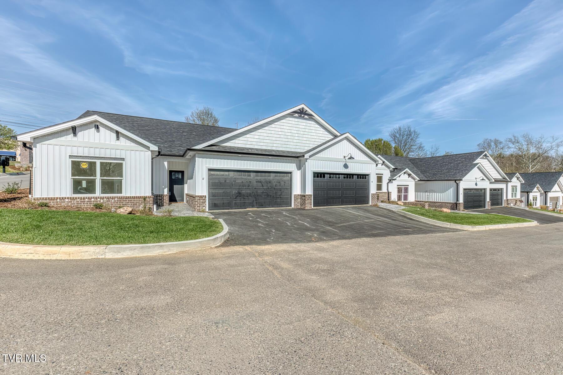 Image 3: 106 Klm Dr., Unit 15-17-6