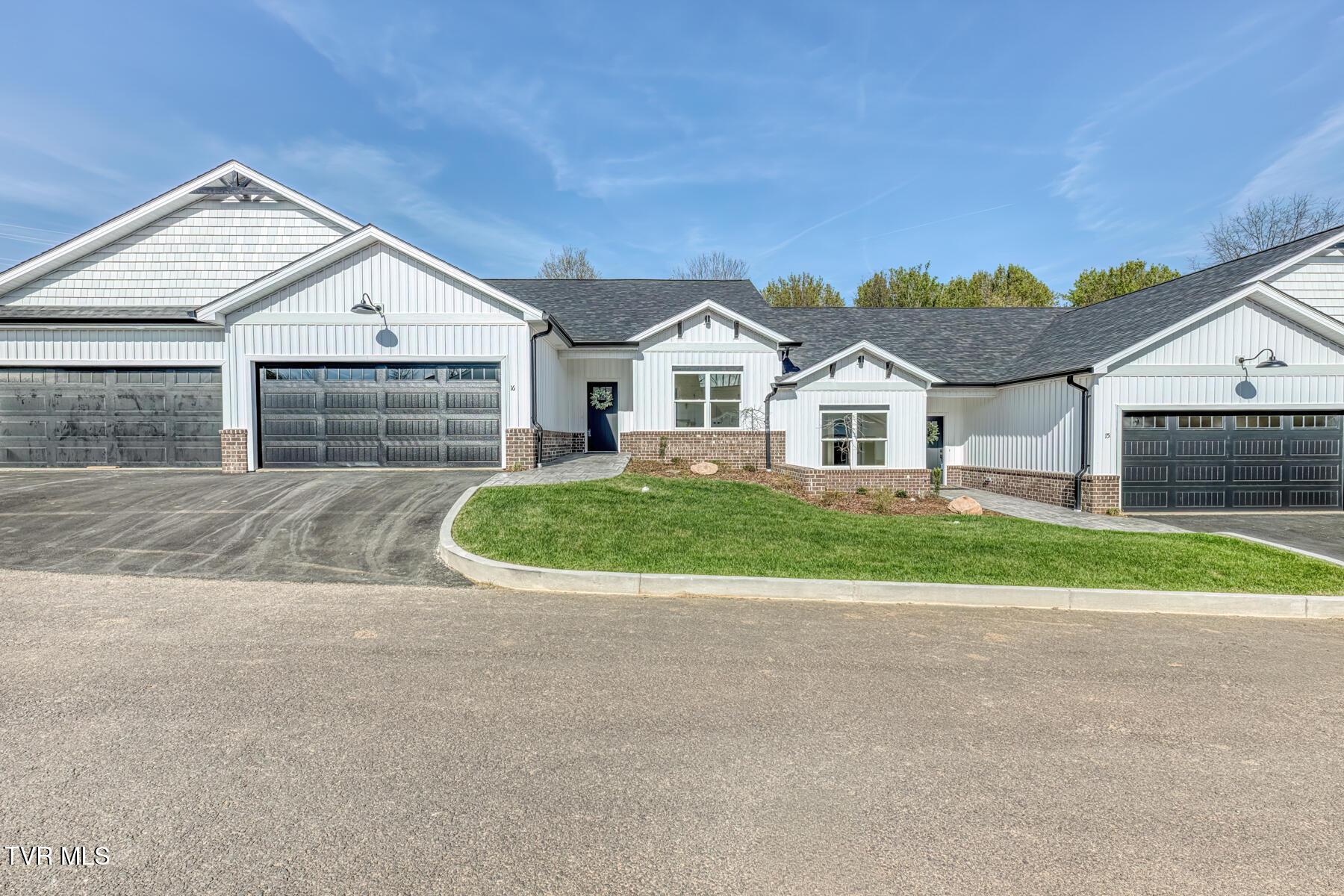 Image 4: 106 Klm Dr., Unit 15-17-4