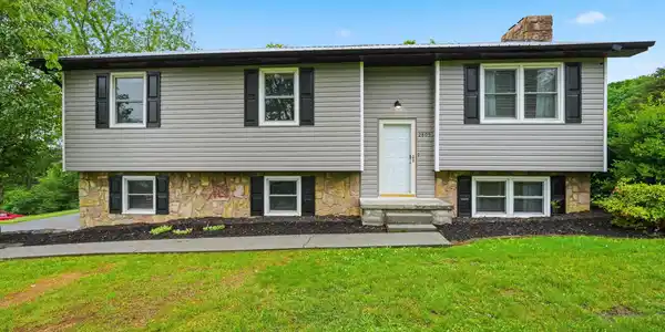 2805 Oak Cliff Court