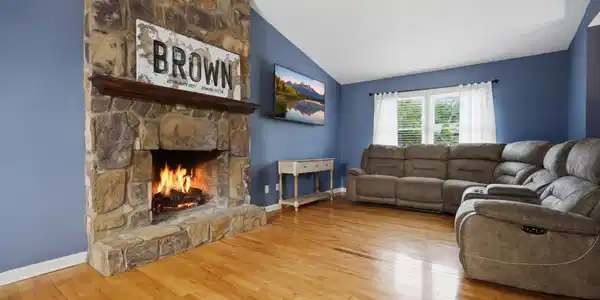 Image 4: Oak Cliff Living room