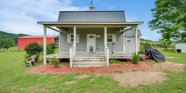 935 Adams Lane