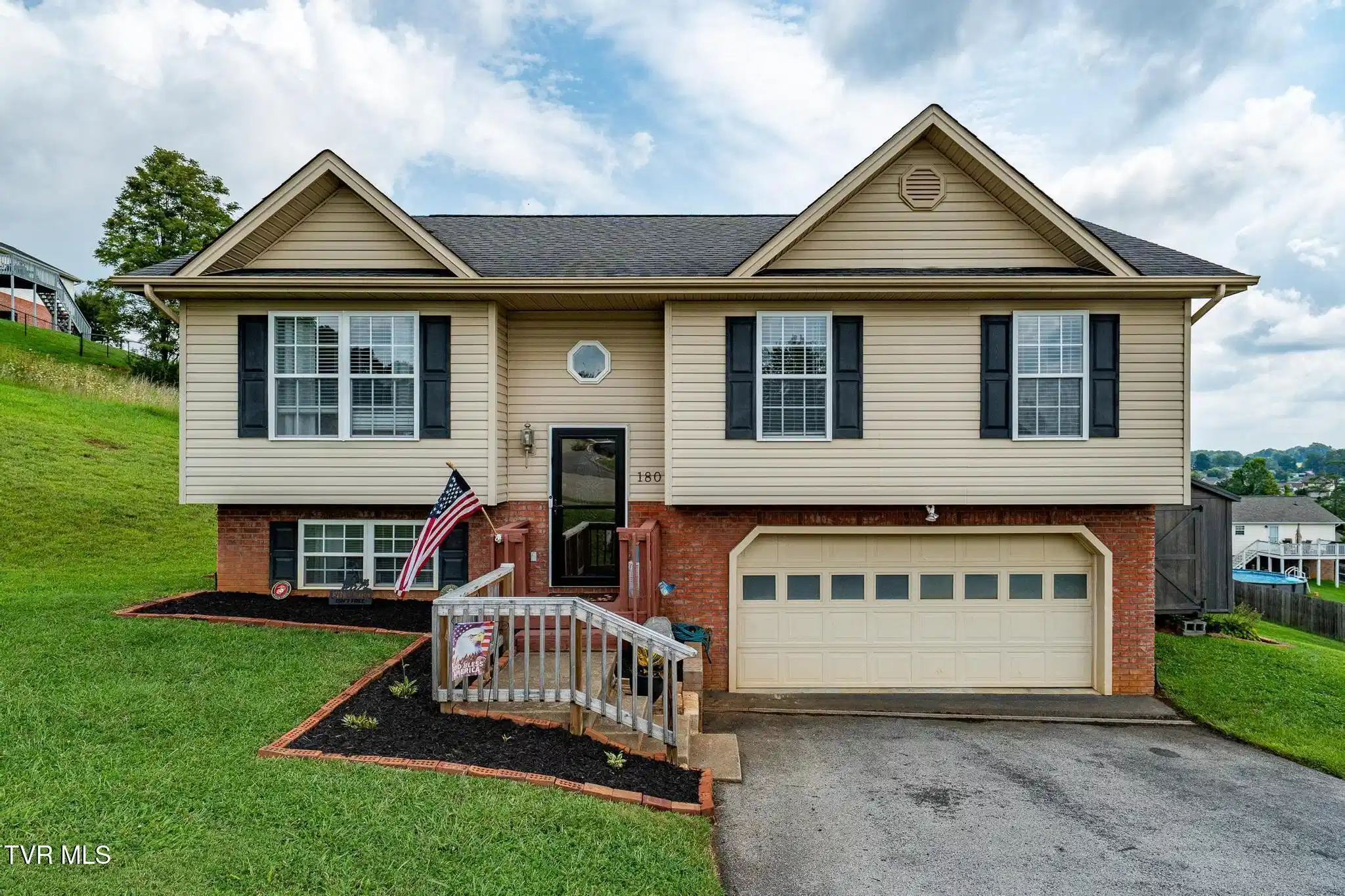 Image 1: 180 Mountain Creek Court (30 of 82)