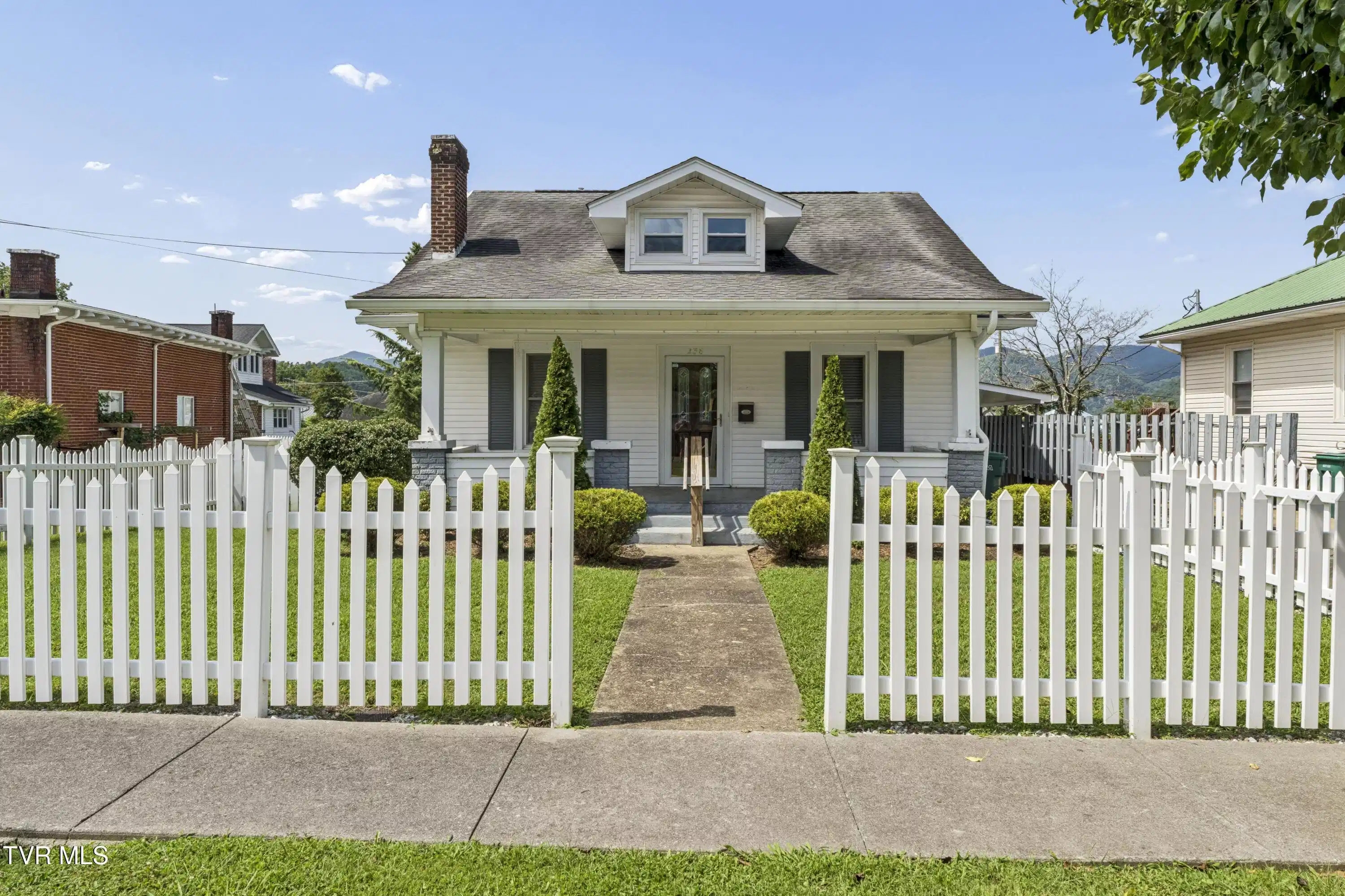 Image 1: 4thSt--42