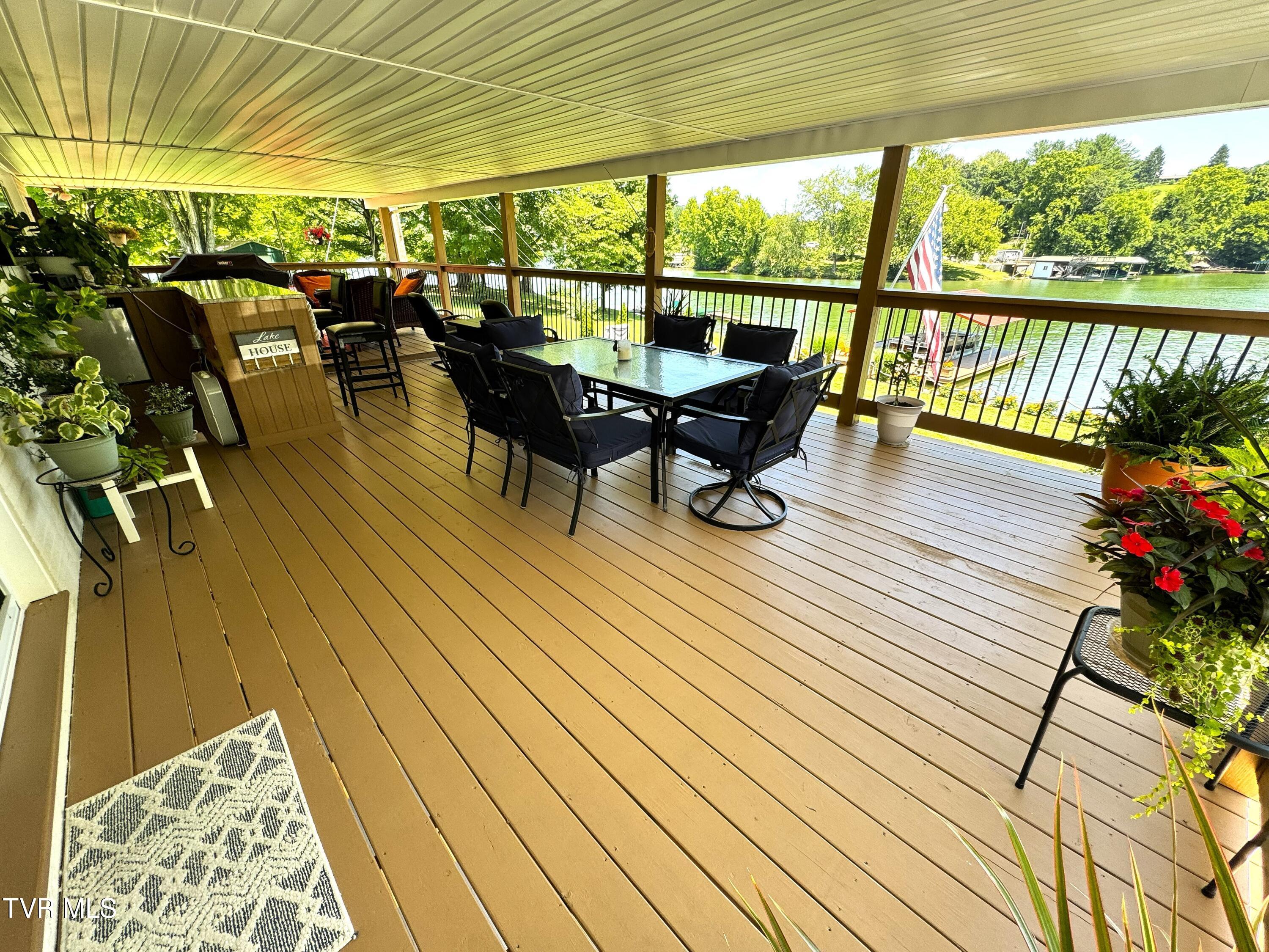 Image 2: Huge Covered Deck