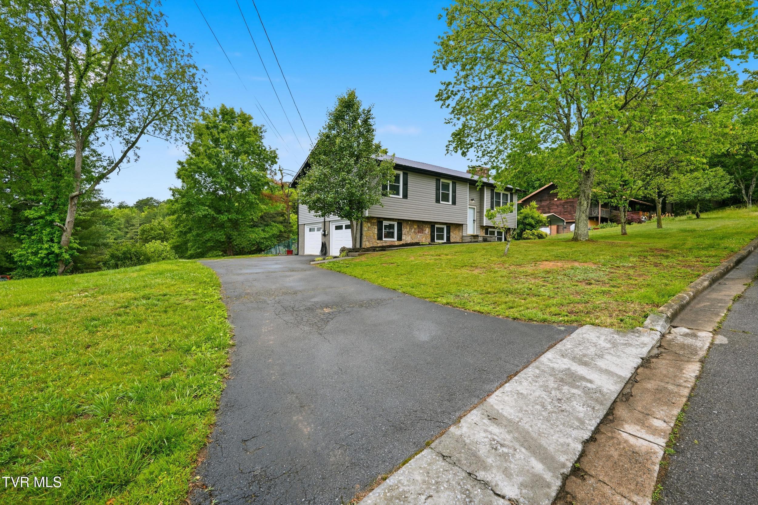Image 4: Oak Clidd Driveway