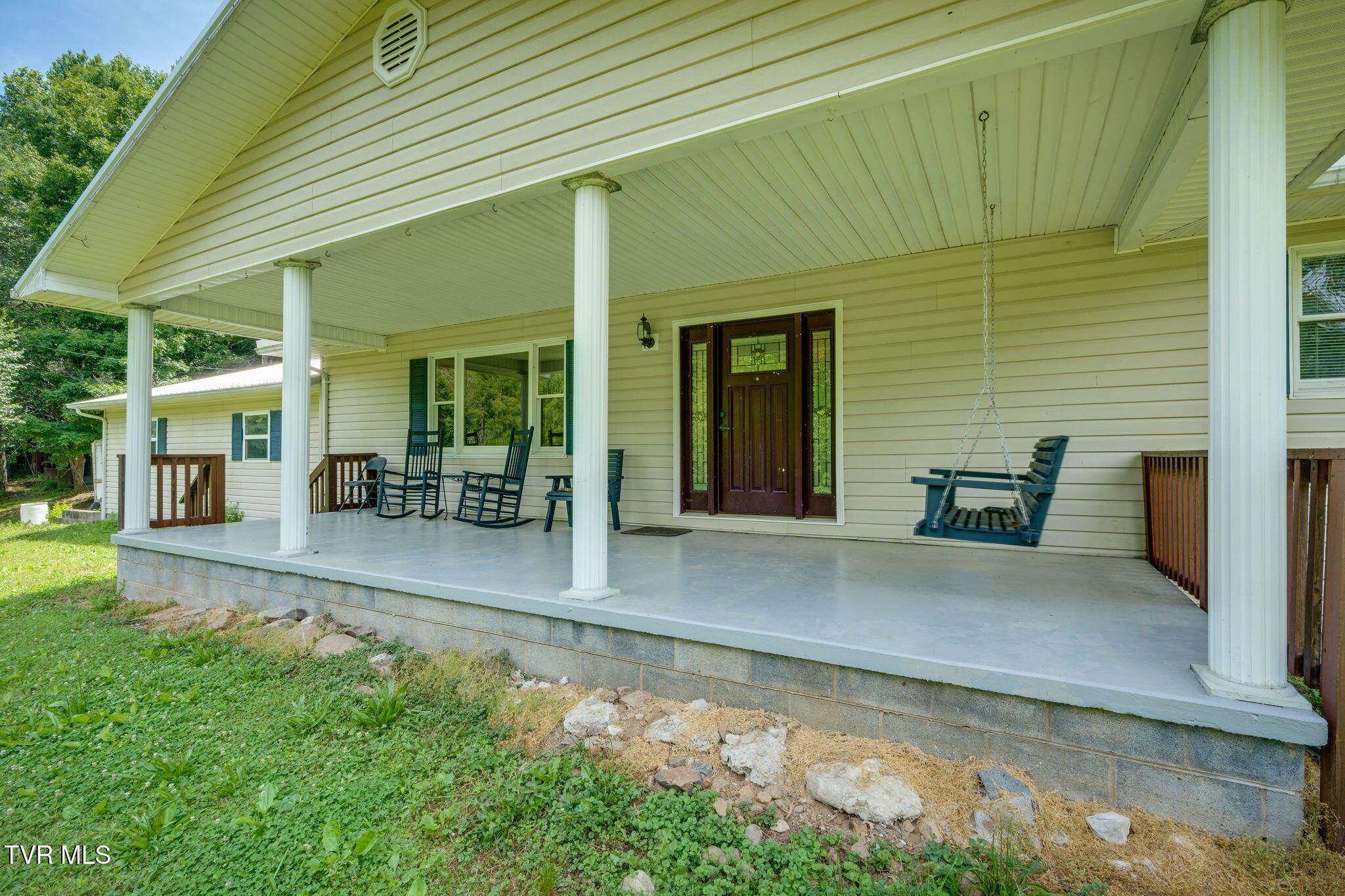 Image 4: 004