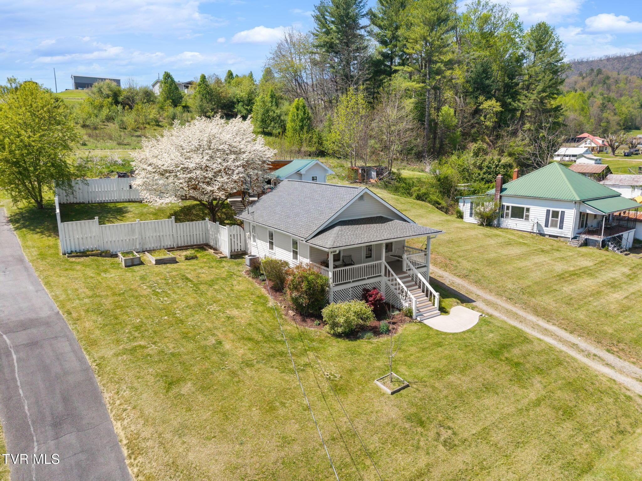 Image 3: 10-web-or-mls-207-main-st