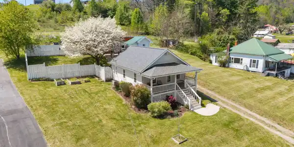 Image 3: 10-web-or-mls-207-main-st