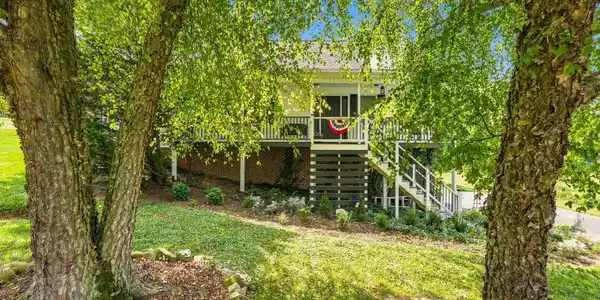 Image 3: 3_19028 sterling dr-54