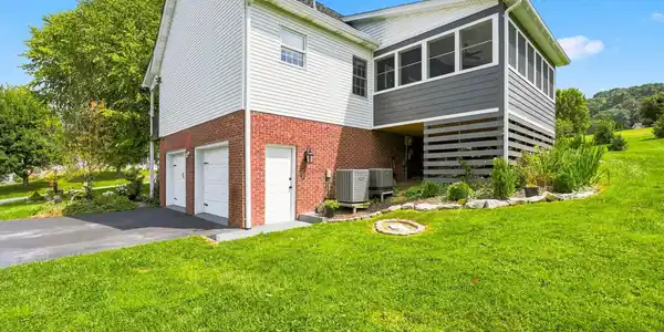 Image 4: 47_19028 sterling dr-58