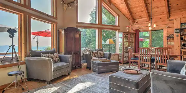 Image 3: Living Room
