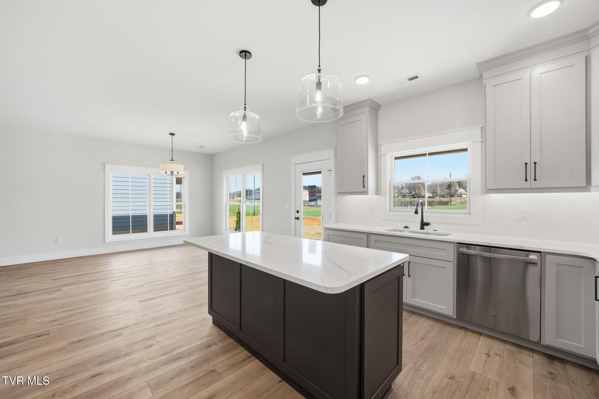 Image 3: 2-web-or-mls-013_DSC09404