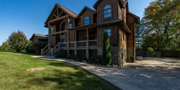 607 Harbor Point Drive