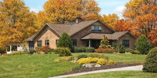 Image 3: Charming suburban home in autumn colors