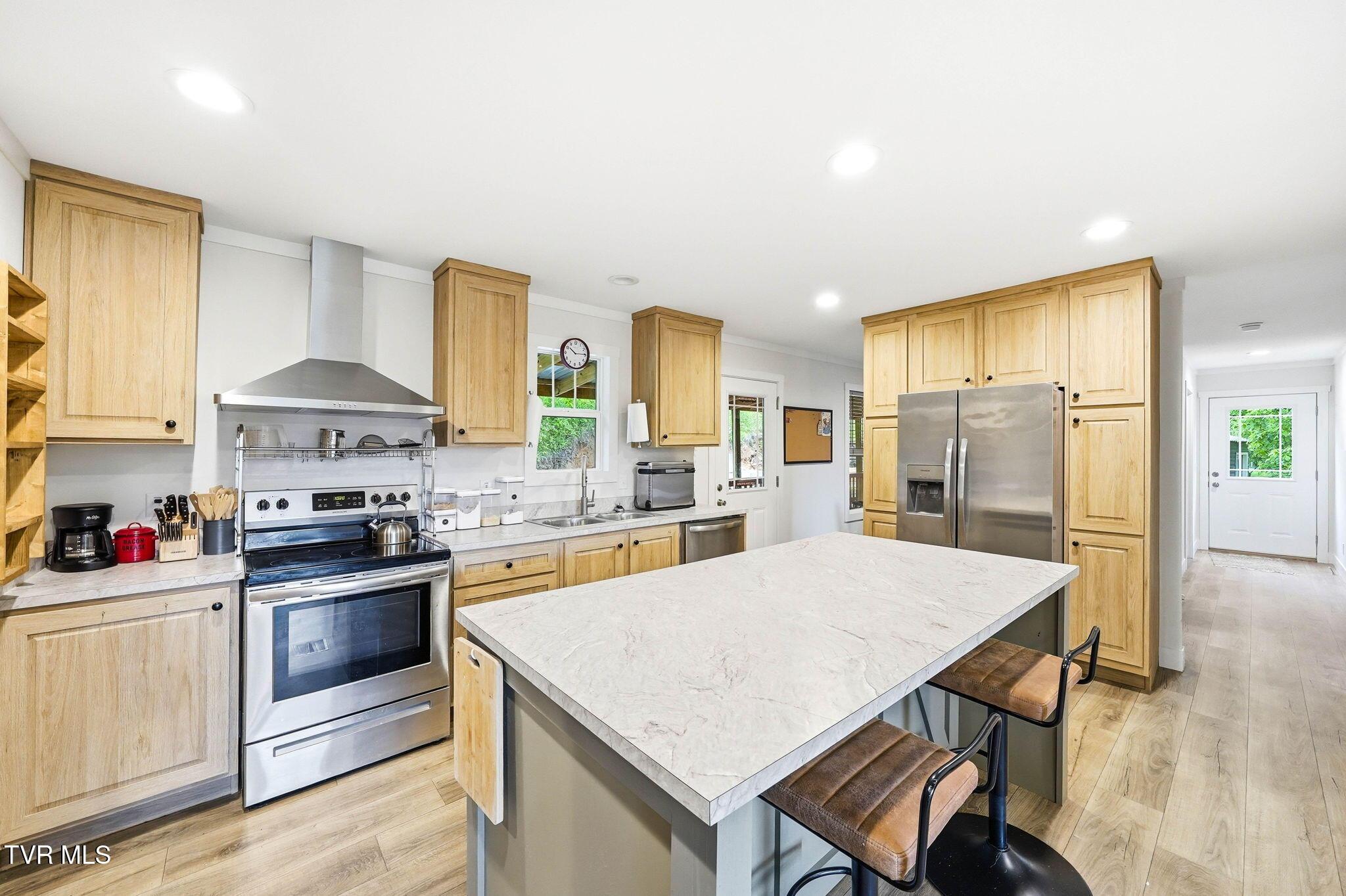 Image 3: KITCHEN1