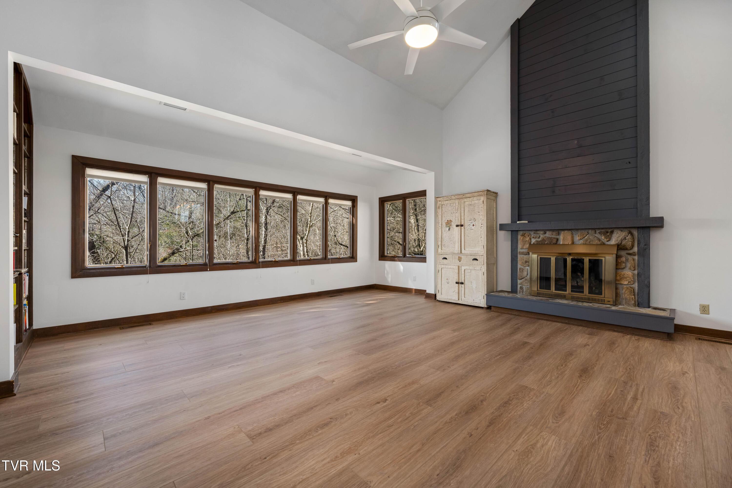 Image 4: 15 Crown Circle (36 of 67)