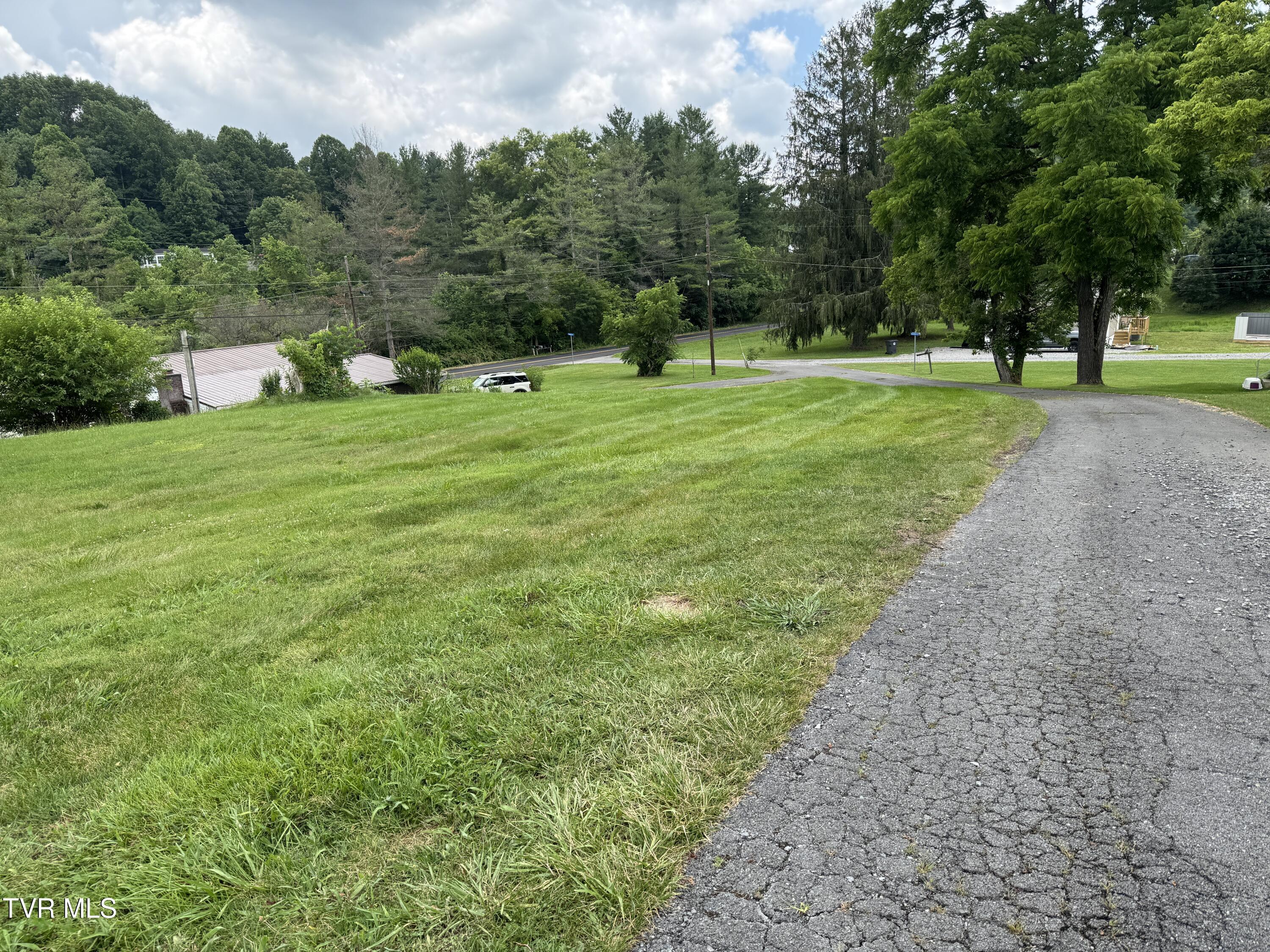 Image 3: VIEW TOWARD BLAKELY RD