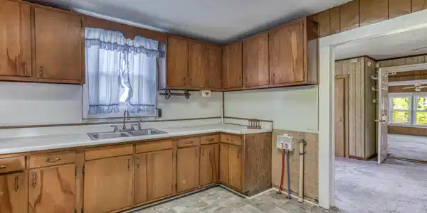 Image 2: 242 Robinson Ave-3