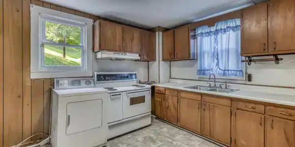 Image 3: 242 Robinson Ave-4