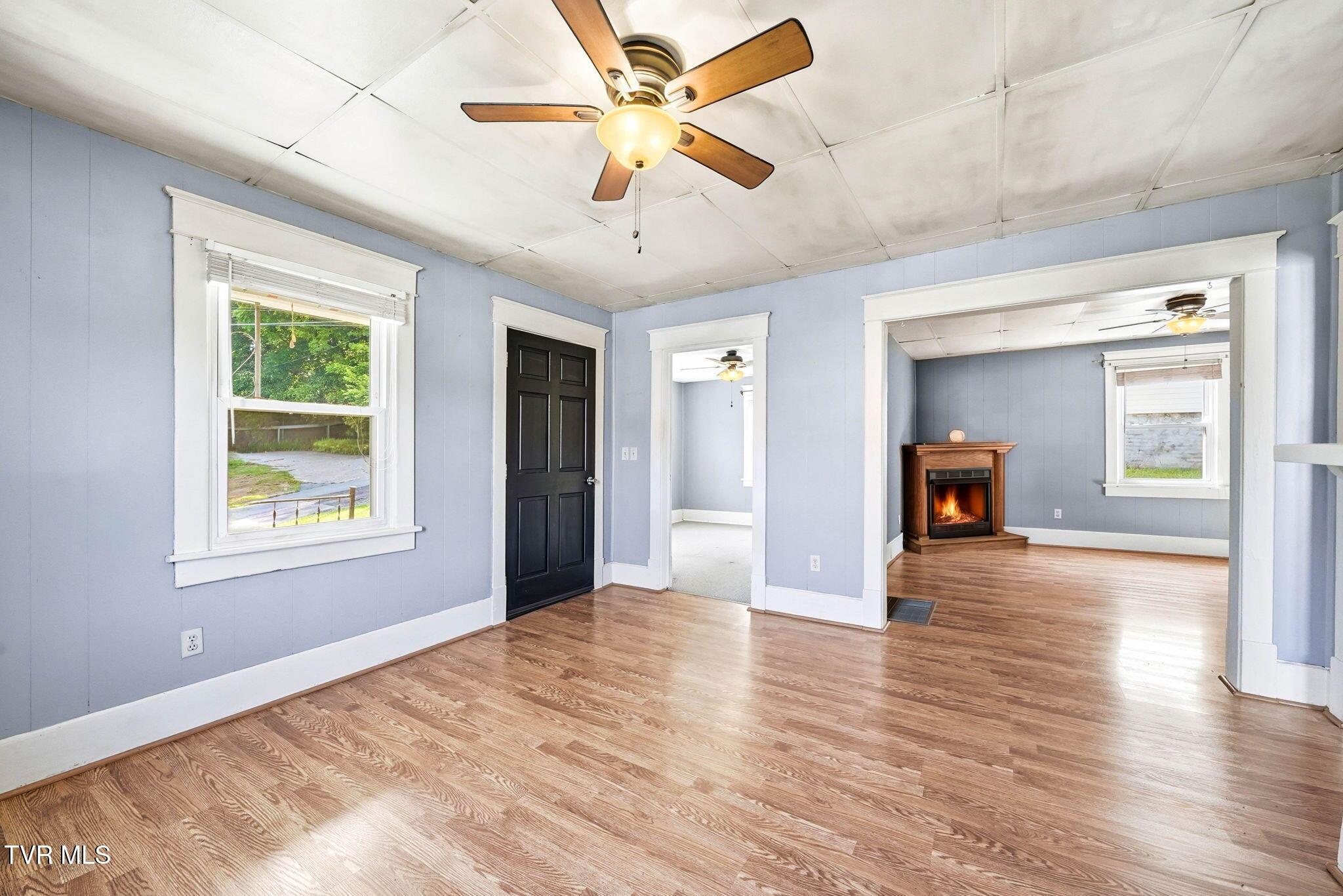 Image 3: Living Room