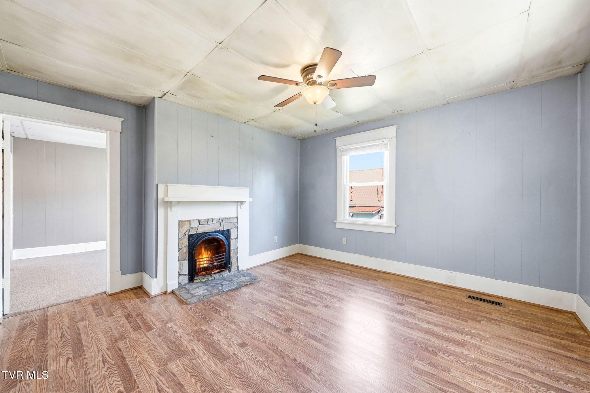 Image 4: Living Room