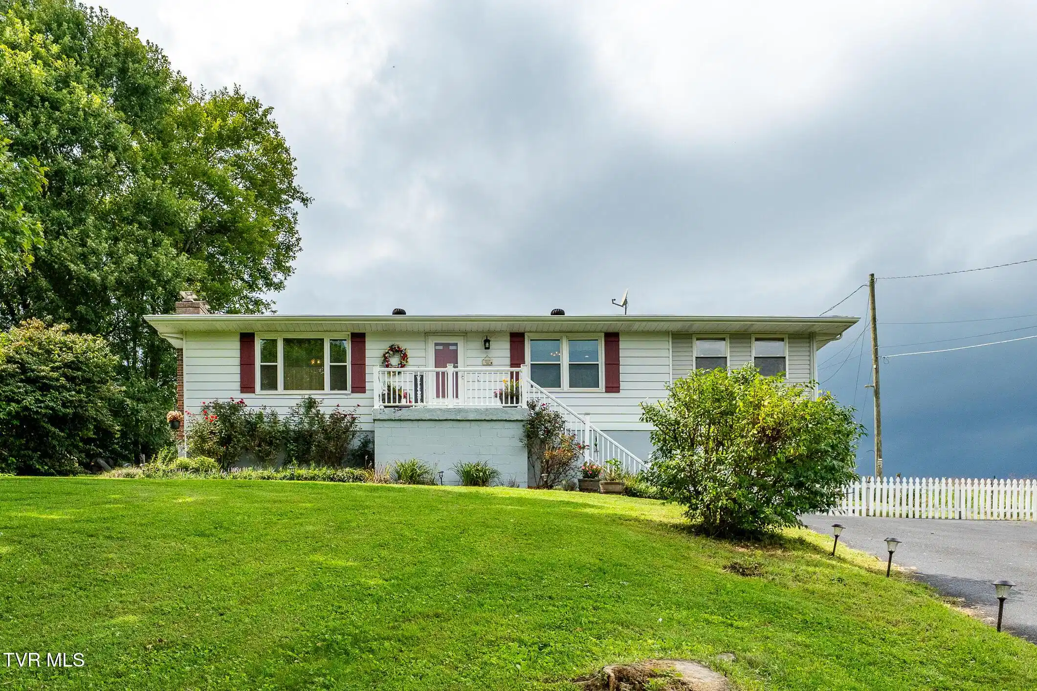 Image 1: 1-8589 Reedy Creek Rd (3 of 58)