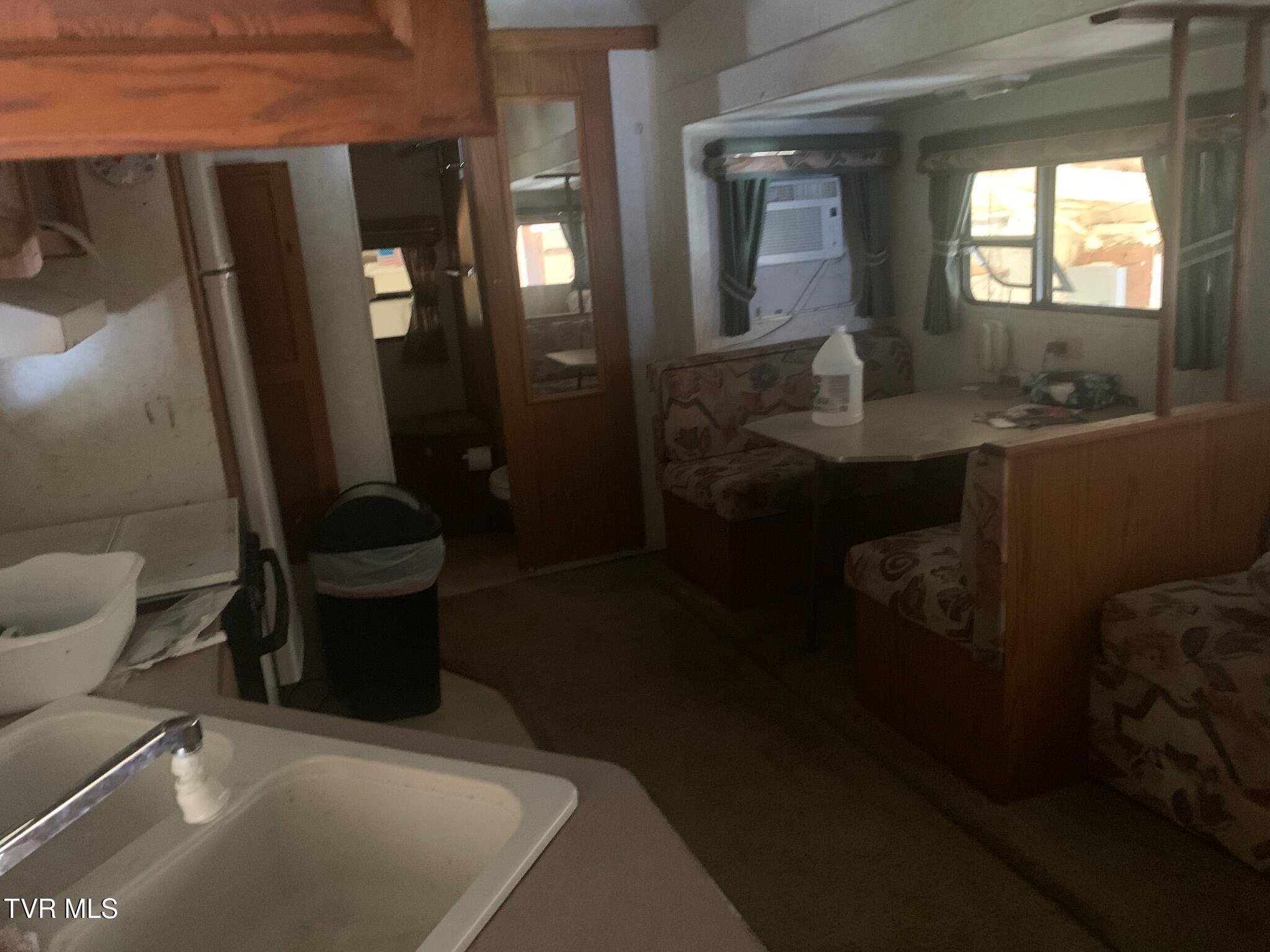 Image 4: interior
