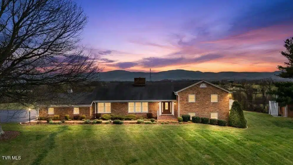 Image 1: 132-web-or-mls-12084-tanglewood-dr