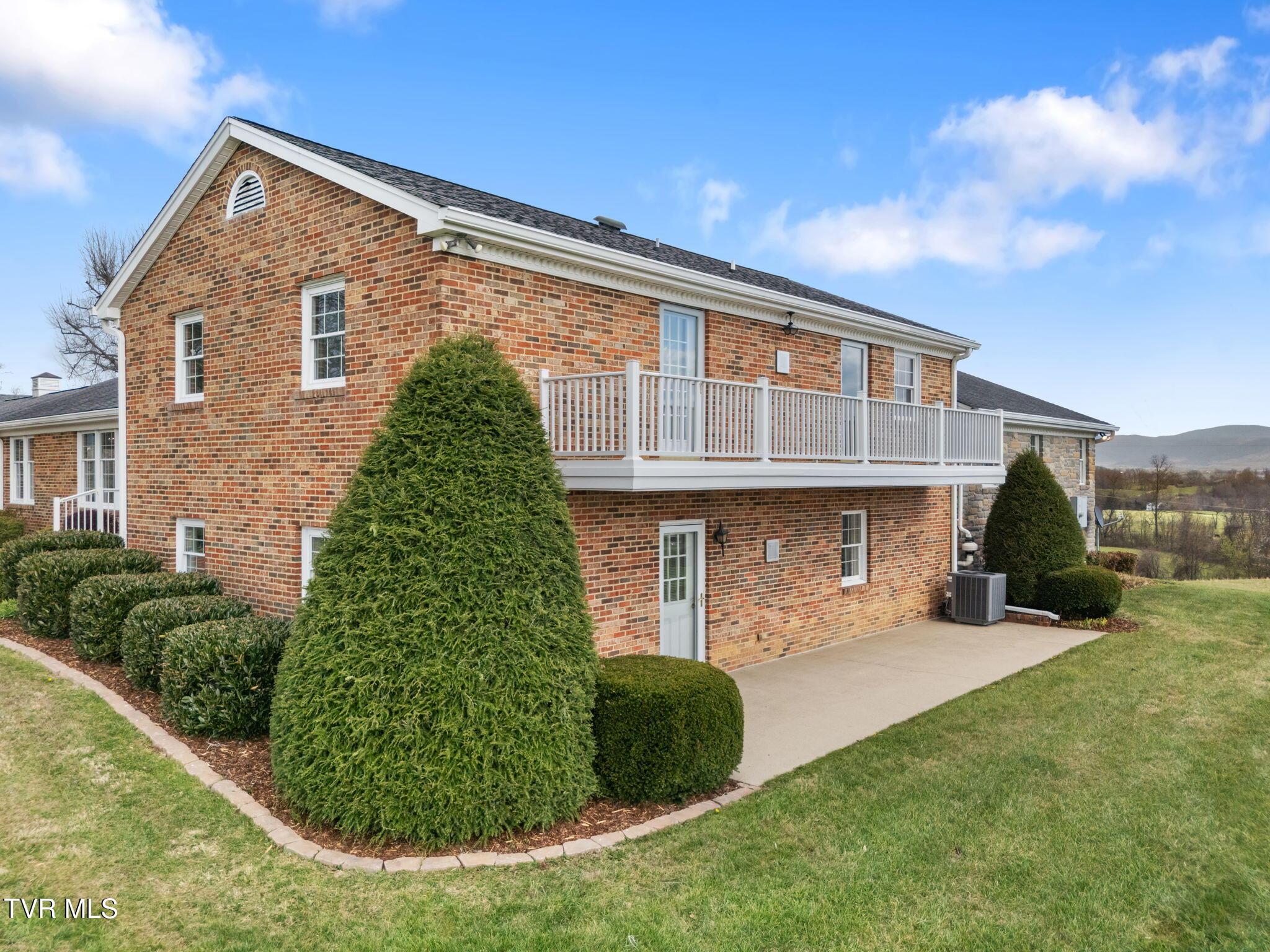 Image 4: 7-web-or-mls-12084-tanglewood-dr