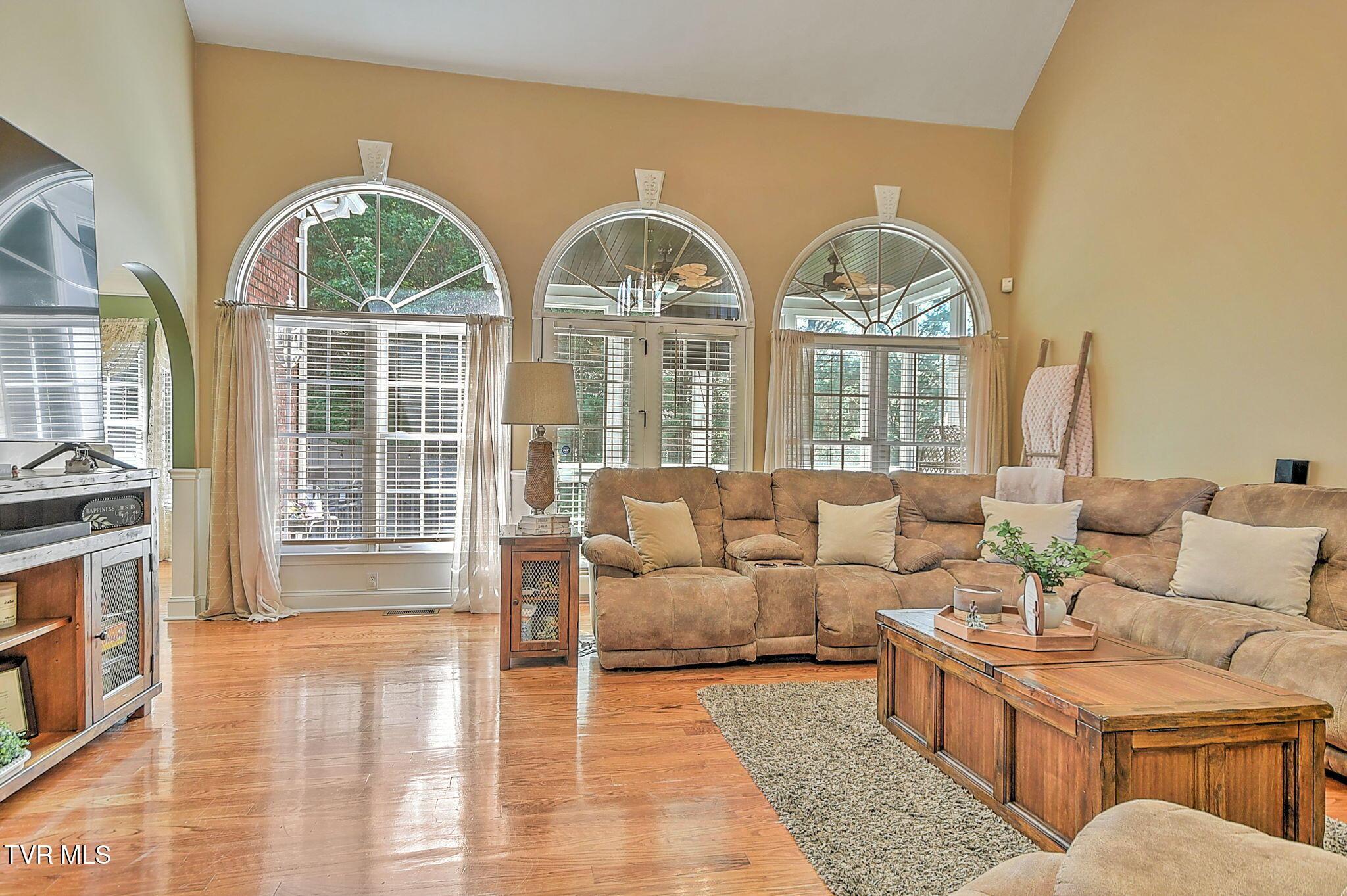 Image 4: 13-web-or-mls-1237 Sussex KK-13