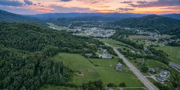 Image 2: 143 HWY 91, Eliz 37643