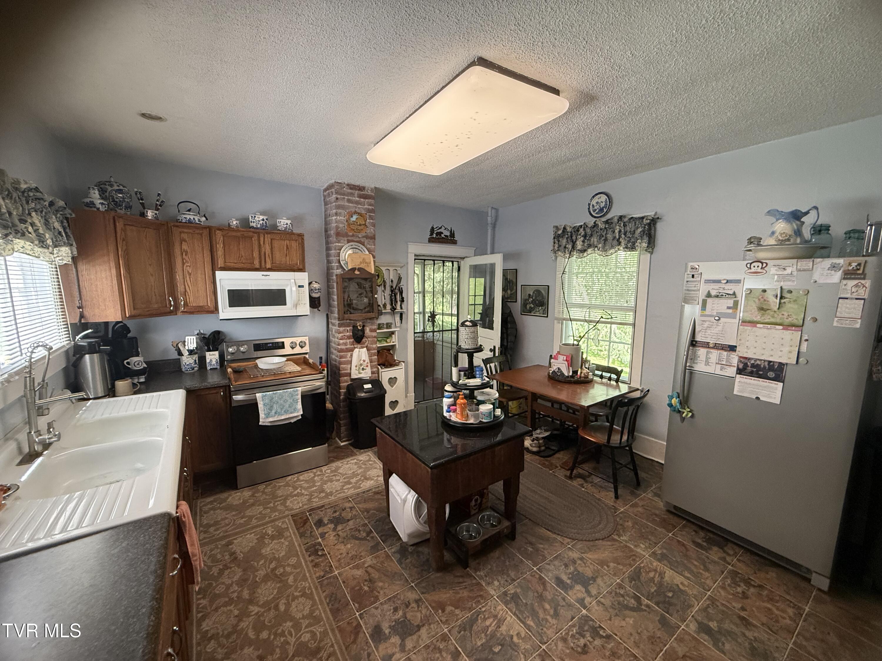 Image 3: Kitchen