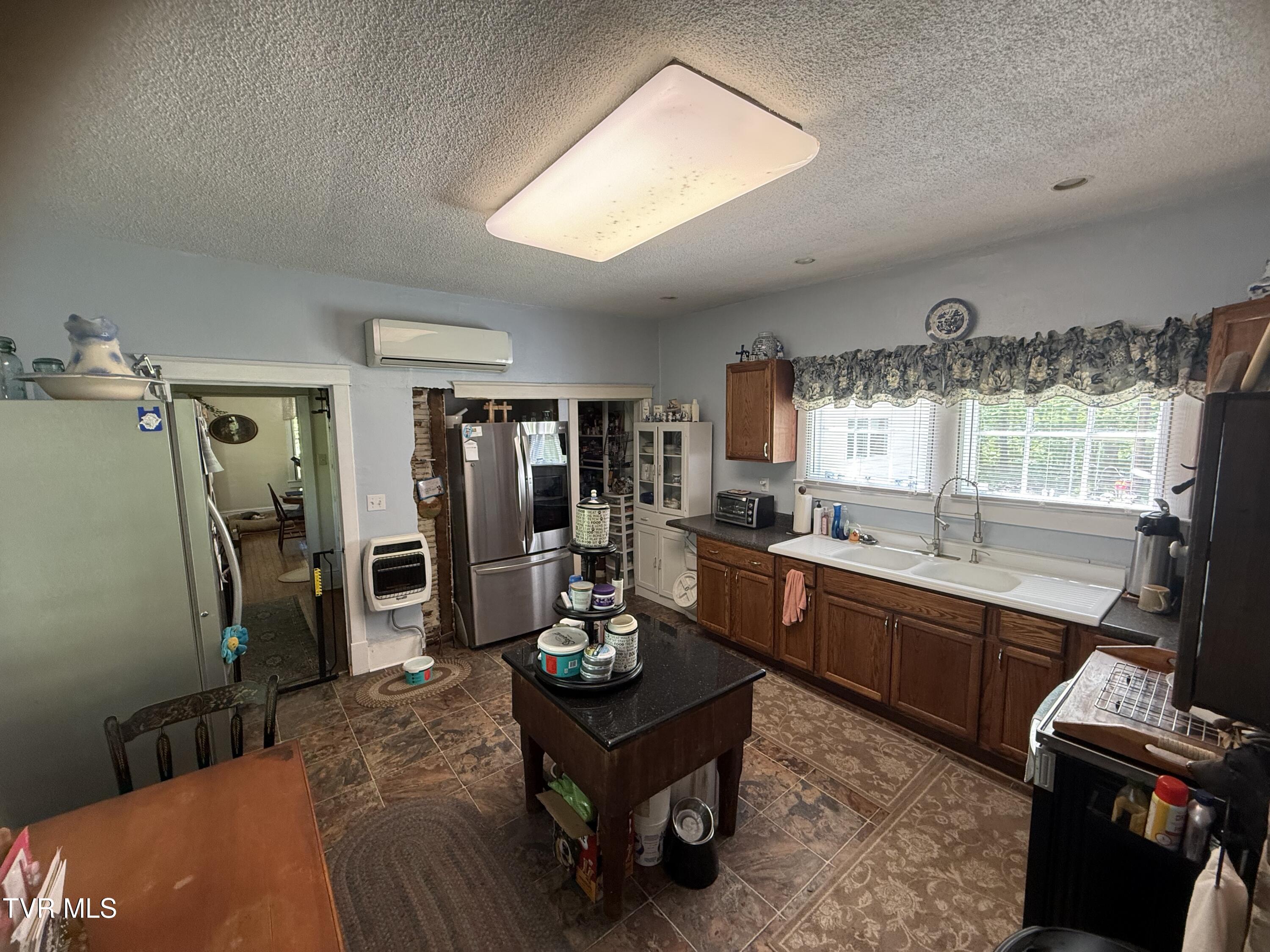 Image 4: Kitchen