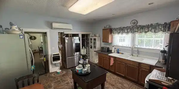 Image 4: Kitchen