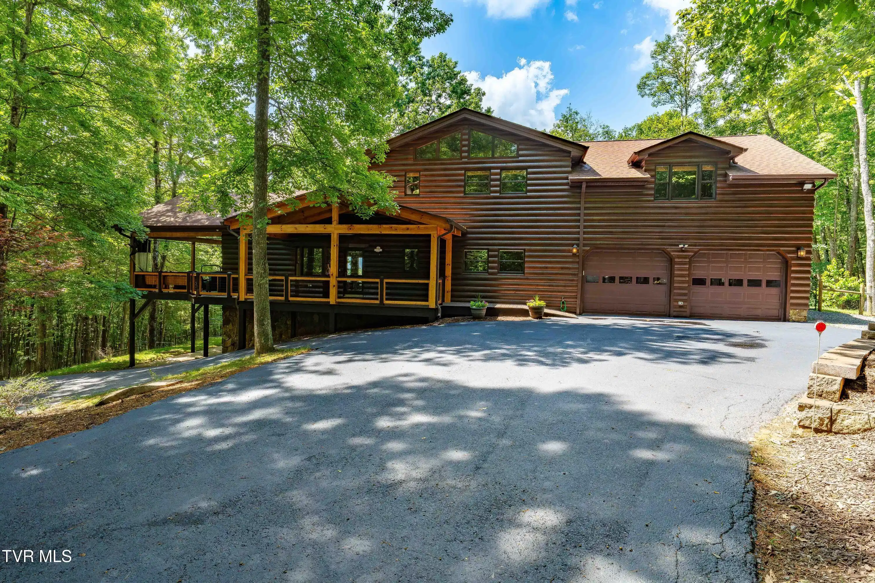 Image 1: 191 Bear Ridge Dr (5 of 80)