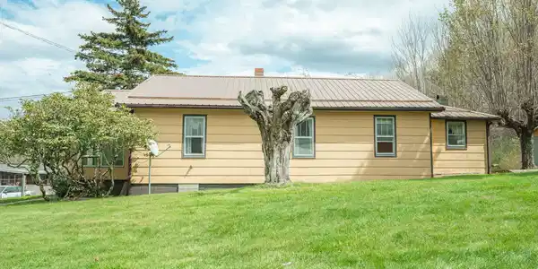 Image 3: Side house 2-compressed