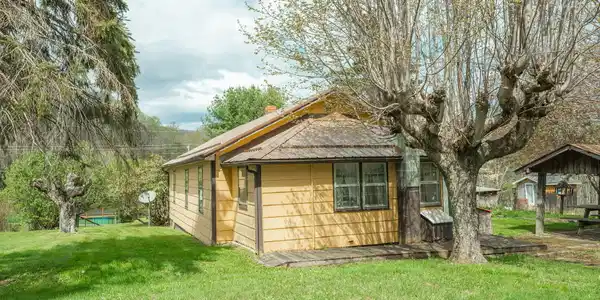 Image 4: Side house 3-compressed