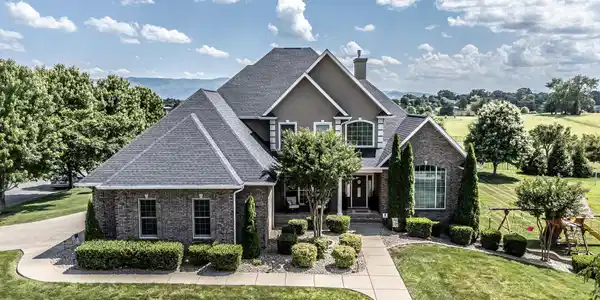 201 West Hawthorne Court