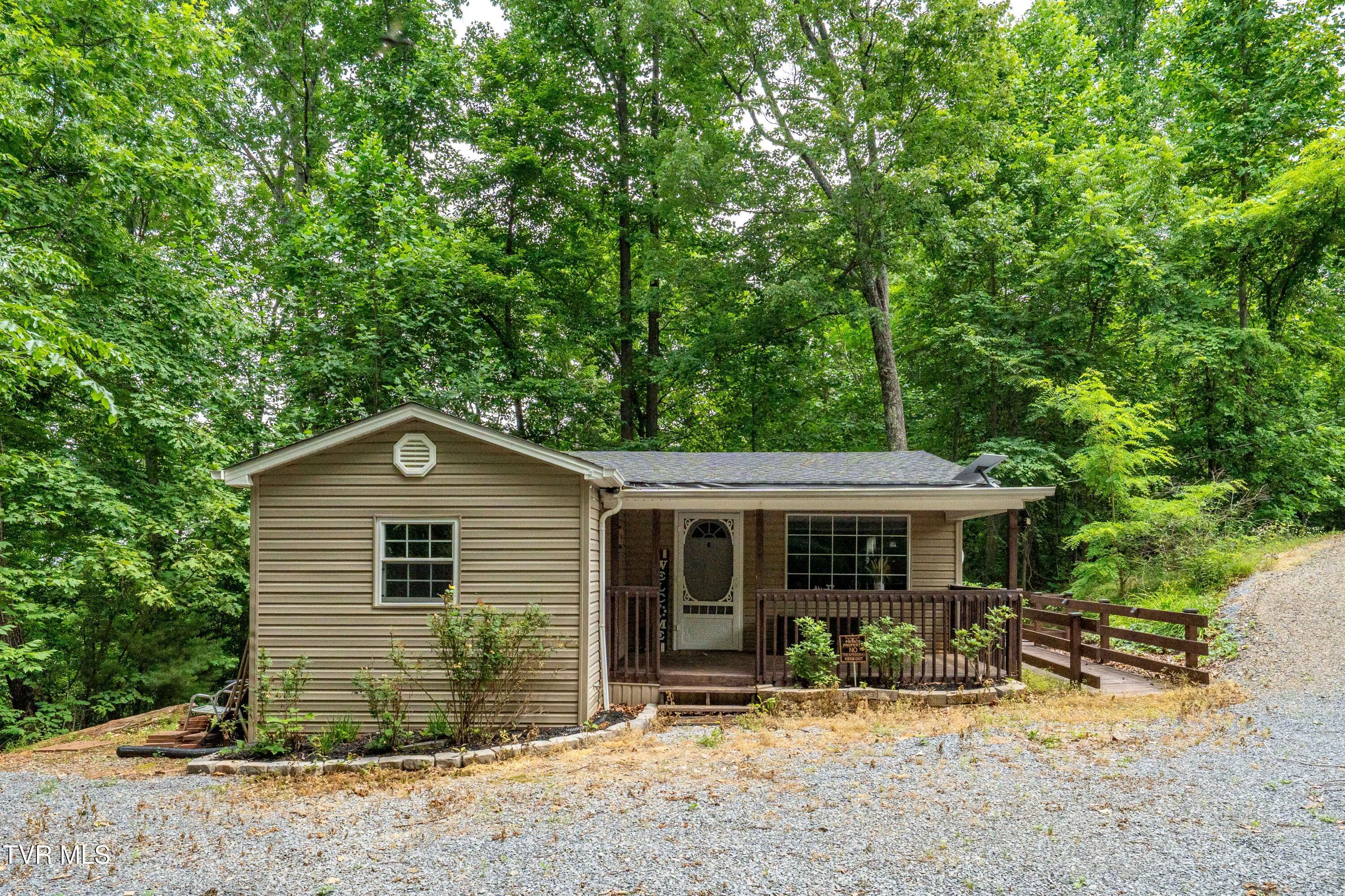 Image 1: 131 Shalom Dr (22 of 51)