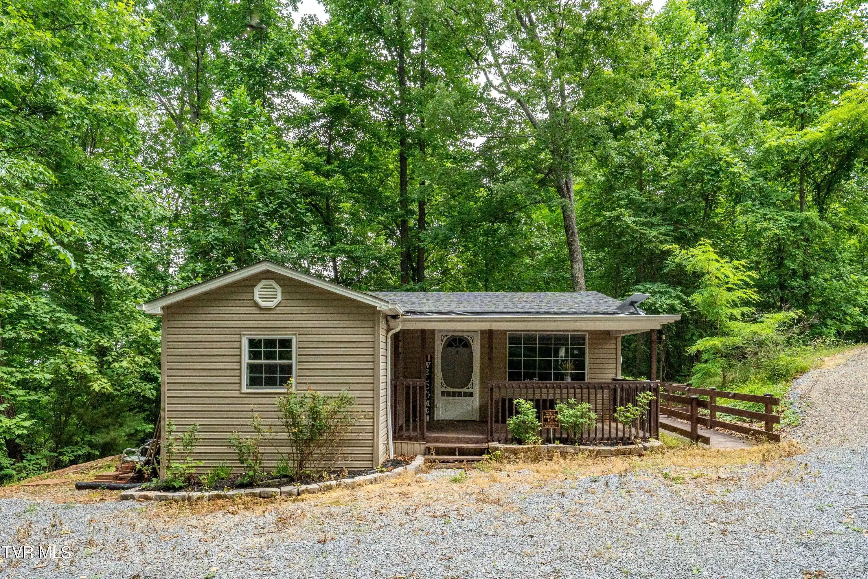 Image 1: 131 Shalom Dr (22 of 51)