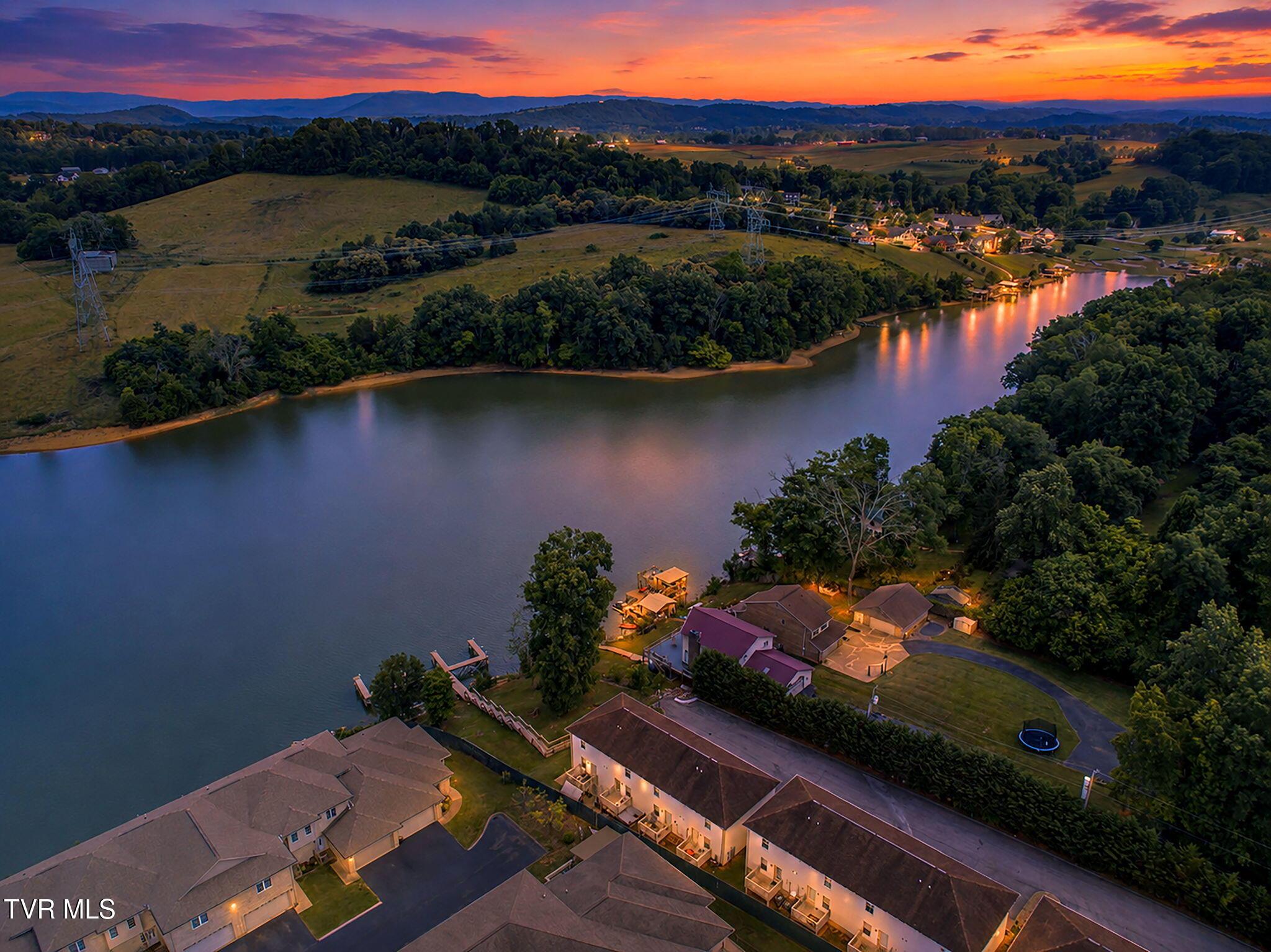Image 3: Lakeside Townhome