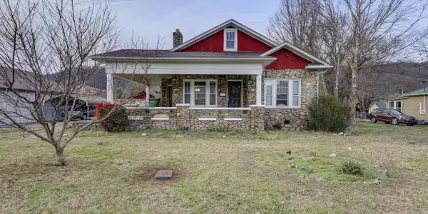 1027 North Elm Avenue