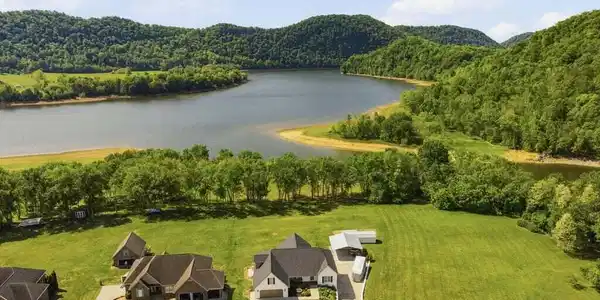 Image 2: 220 Misty View Cir - 2