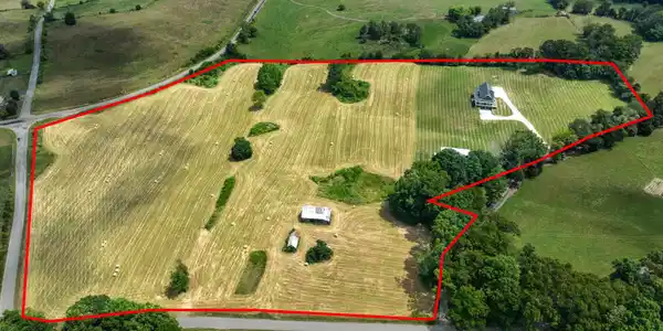 Image 2: 107-35 Short Rd Drone SUMMERS