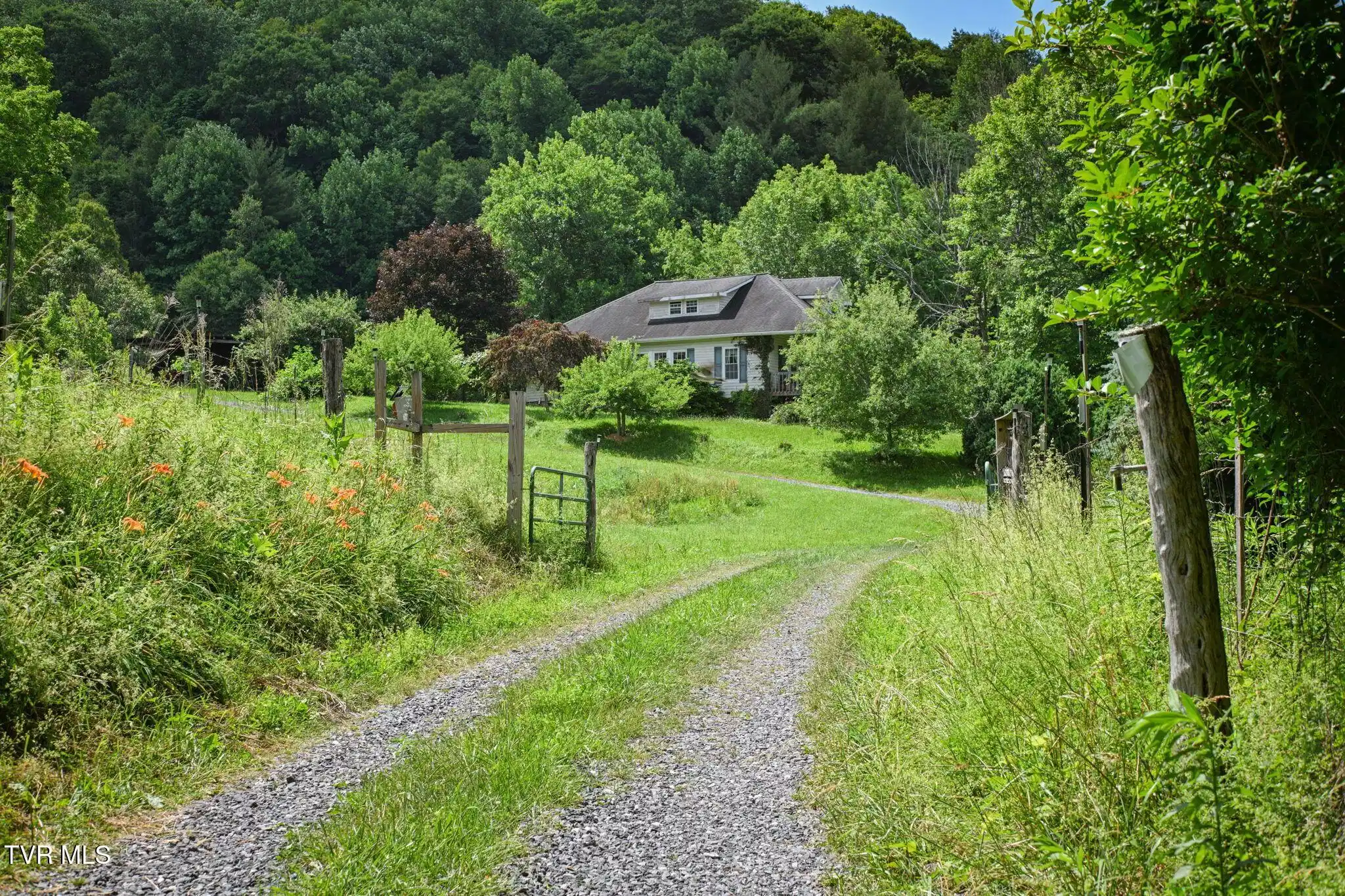 Image 1: 52-web-or-mls-EXT_4044