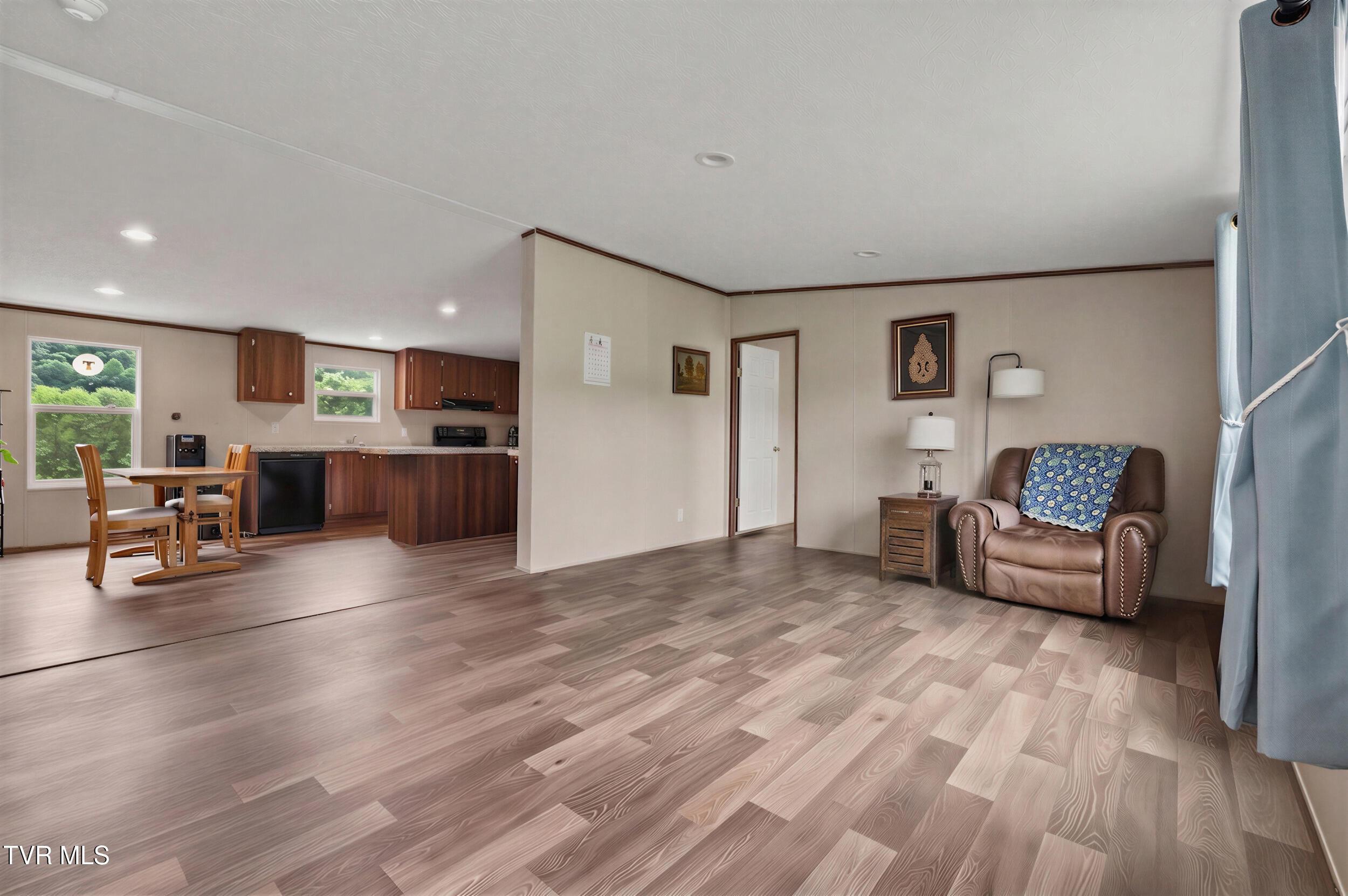 Image 4: Living area