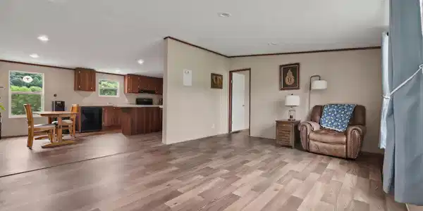 Image 4: Living area