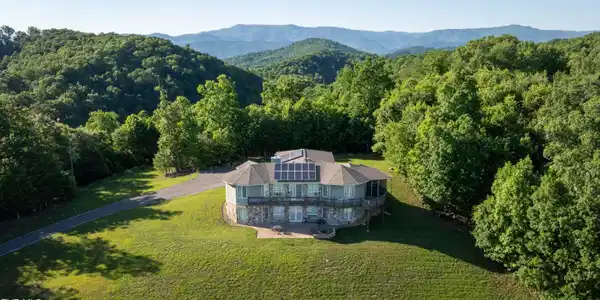 11106 Tree Top Drive