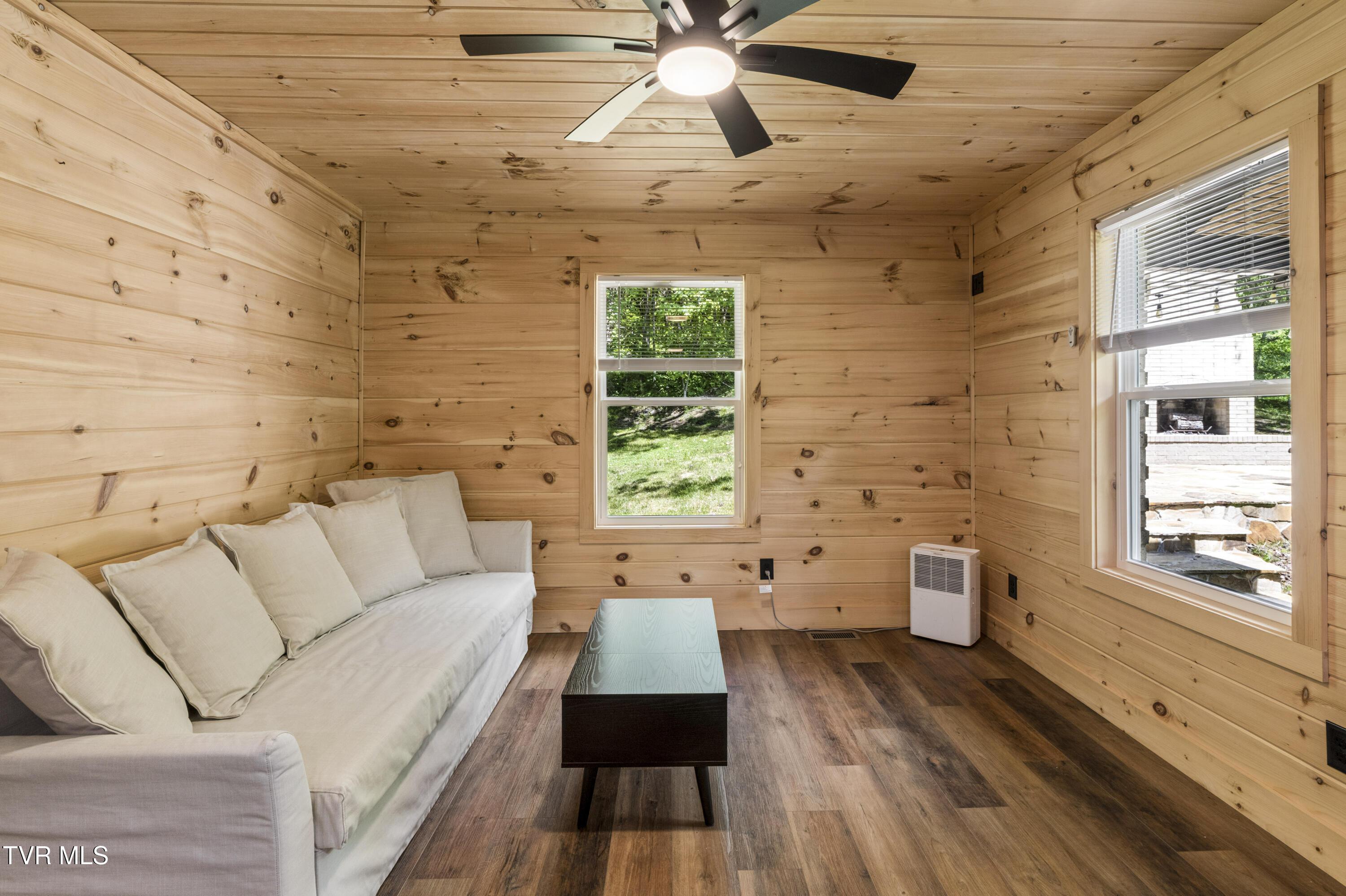 Image 4: Living room
