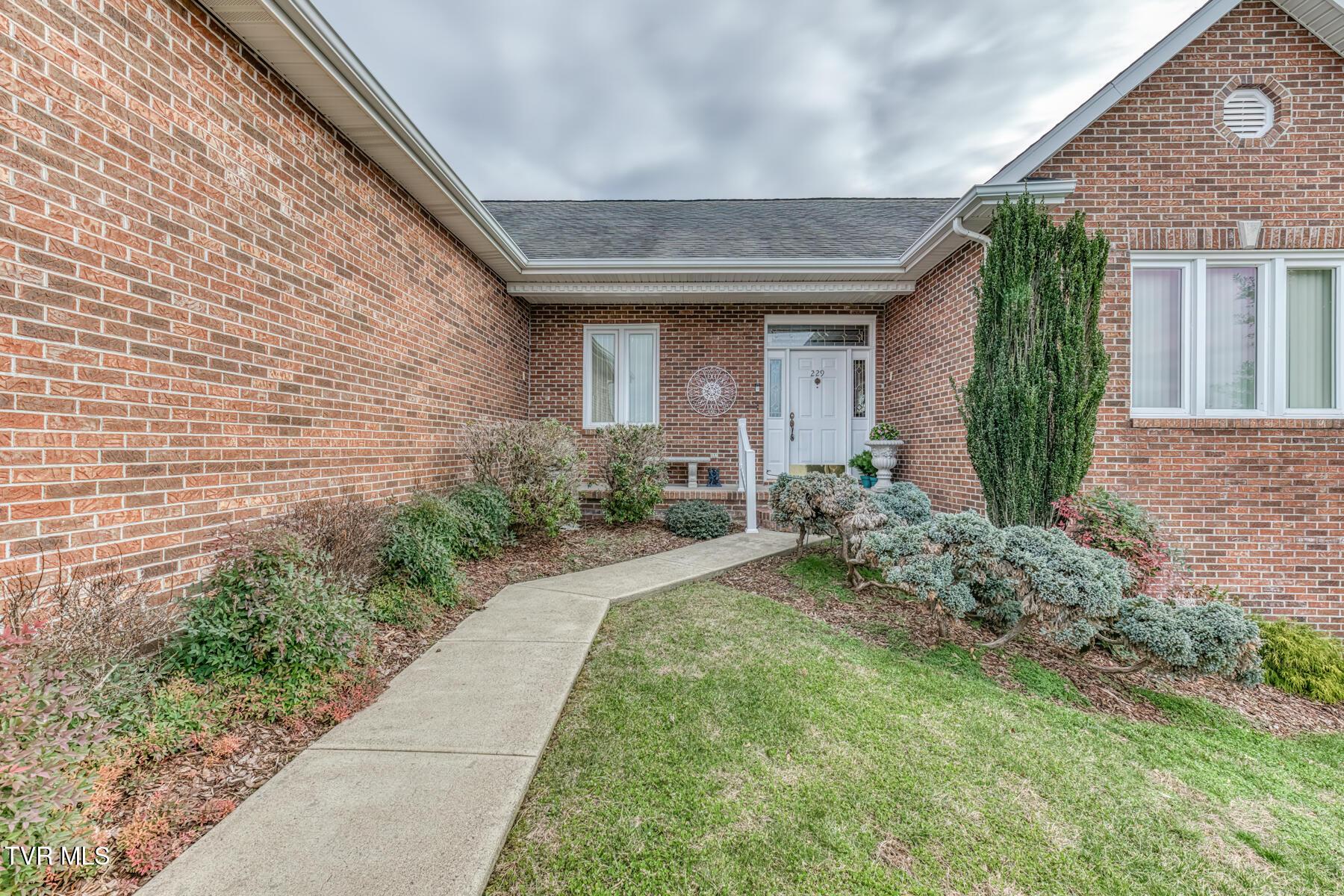 Image 2: 229 Country Meadows Cir-7